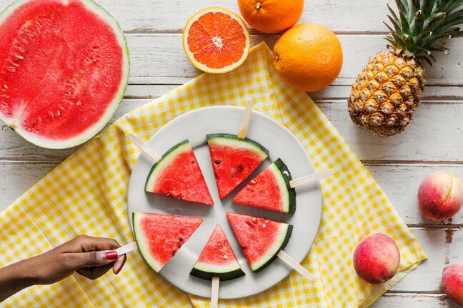 rodajas de sandia y frutas
